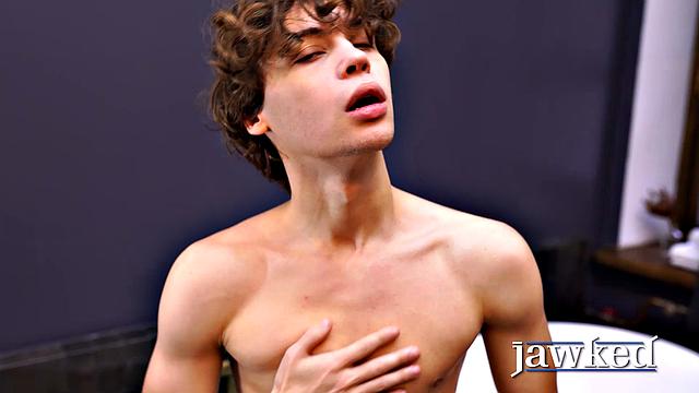 Лео Аними приносит свою большую энергию и ещё больший член на Jawked