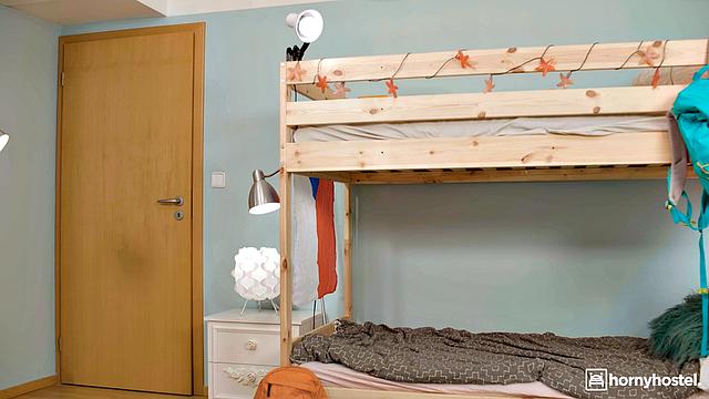 Анна де Виль не выдержала и устроила себе эро-разрядку в общаге, но парень застукал её прямо на оргазме.