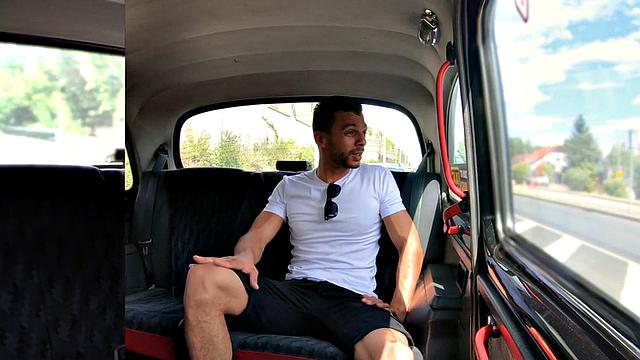 Жадная до секса таксистка развлекается с клиентом на улице