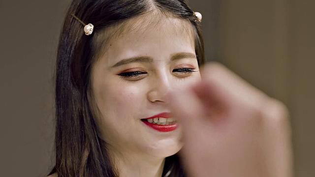 страстная азиатка жадно сосёт член брату мужа