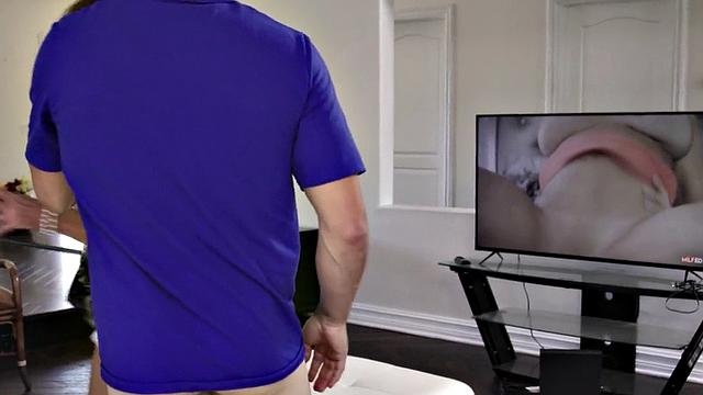 Похотливая бабуля врывается в тройничок: два члена, позы и лысая киска в деле