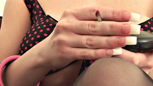 Кайли Нэш в белье мастурбирует перед зеркалом и кончает по-настоящему