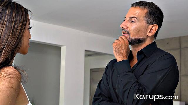 Алексия Андерс пробует все позы - будни актрисы без цензуры.