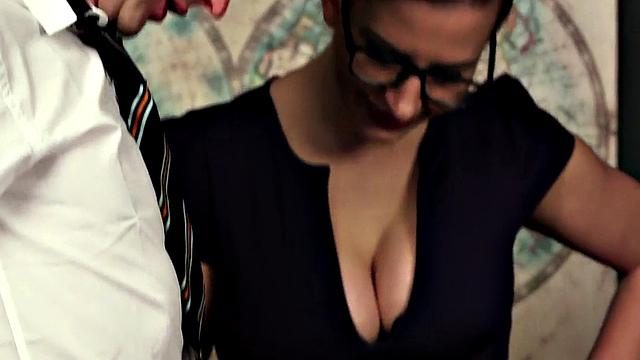 женщины в cfnm по очереди сосут большой член