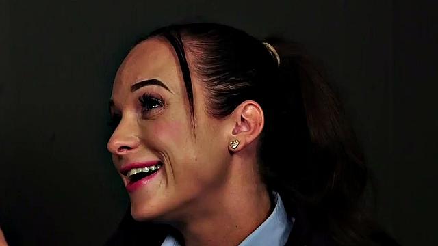 женщины в cfnm по очереди сосут большой член