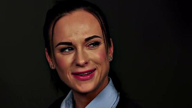 женщины в cfnm по очереди сосут большой член