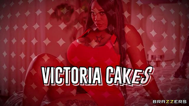 Пилот после рейса решил расслабиться с бортпроводницей и двумя ненасытными подругами - командный секс в номер заходит на ура, даже шампанское отдыхает.