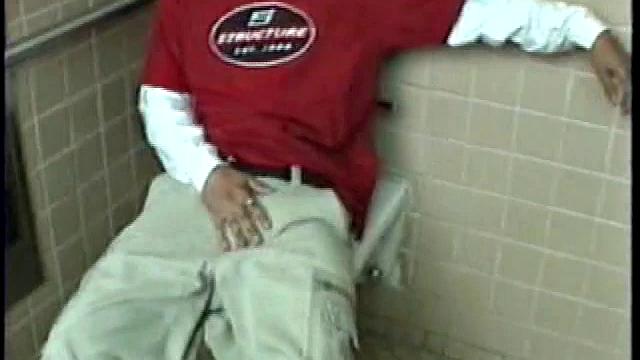 этан дрочит свой член и кончает