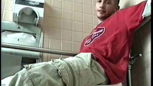 этан дрочит свой член и кончает