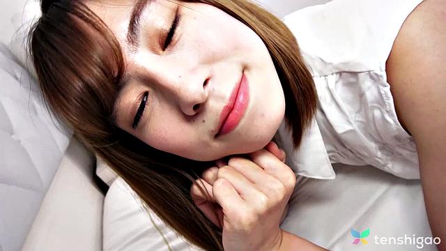 норо сакураи льёт саке и сплетни, а потом и трусики может снять