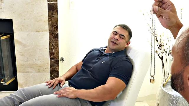 Mesmerized hunk barebacked by Ebony top after BJ