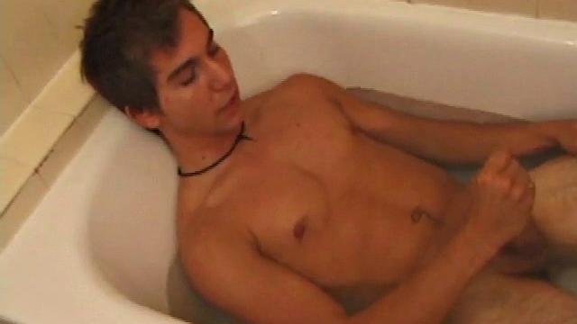 Брок дрочит и кончает на камеру для геев зрителей.