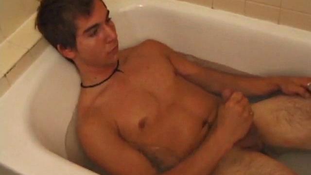 Брок дрочит и кончает на камеру для геев зрителей.