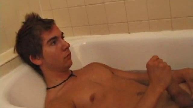 Брок дрочит и кончает на камеру для геев зрителей.