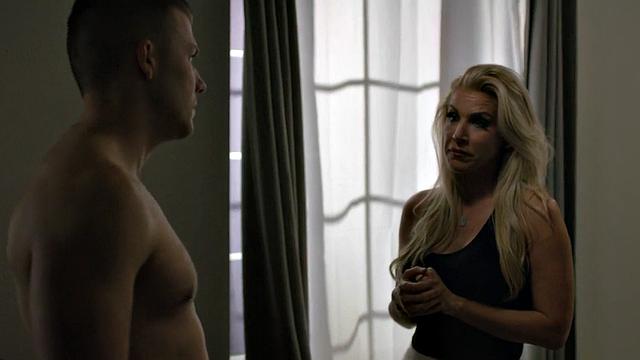 похотливая мачеха катается на члене пасынка своей узкой киской