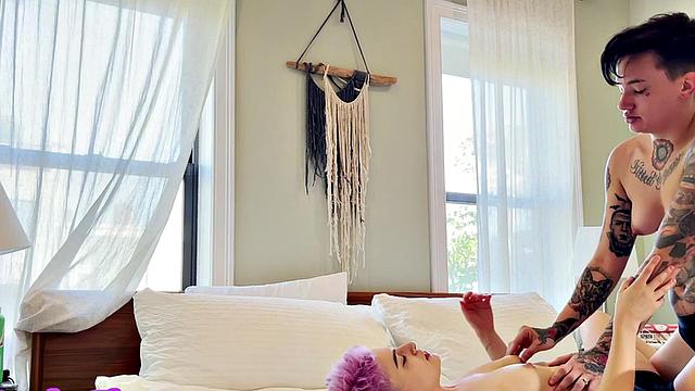 Lesbian inked queer fingers babe pussy at home