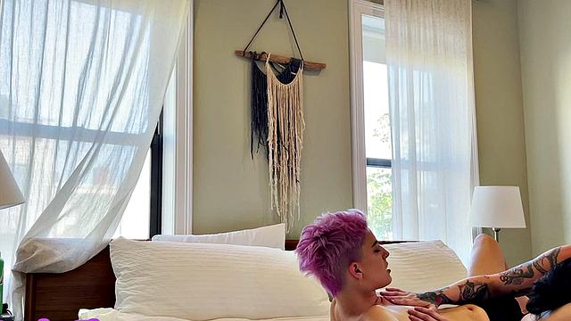 Lesbian inked queer fingers babe pussy at home