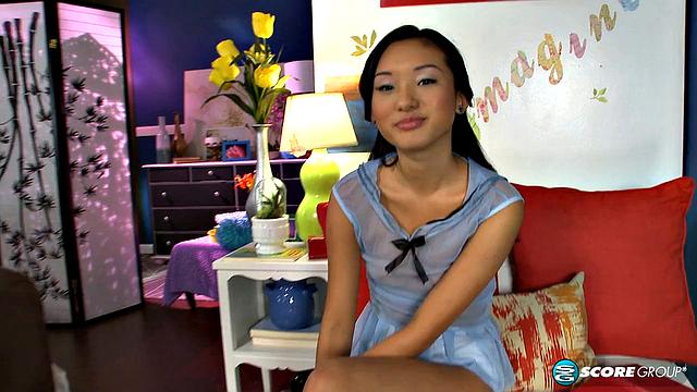 Алина Ли поражает гибкостью и страстным минетом на камеру