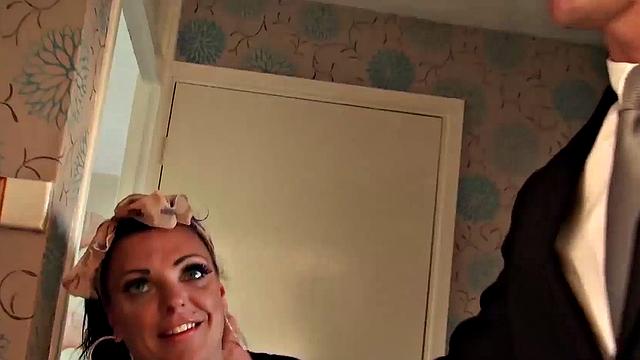 Лайла Ликс глубоко сосёт и получает сперму на лицо