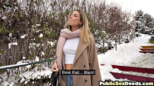 смотри, как зрелая шлюха трахается за деньги раком