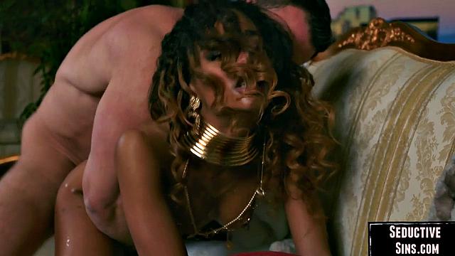 Кучерявая чернокожая показывает, кто тут главная, пока её партнёр не забывает тормозить с трахом - чёрный юмор и чёрное тело!