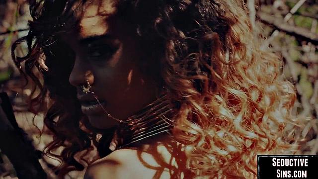 Кучерявая чернокожая показывает, кто тут главная, пока её партнёр не забывает тормозить с трахом - чёрный юмор и чёрное тело!