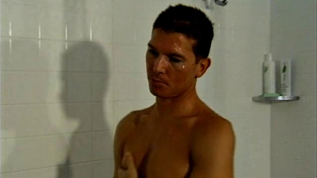 Gays Rubbing in the Shower