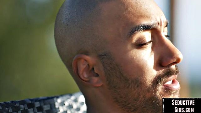 Блондинка с татуировкой жарко трахается на природе в миссионерской позе.