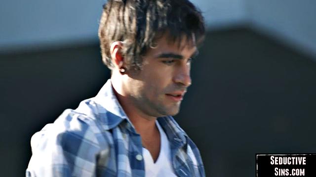 Блондинка с татуировкой жарко трахается на природе в миссионерской позе.