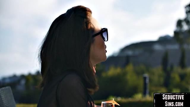 Блондинка с татуировкой жарко трахается на природе в миссионерской позе.