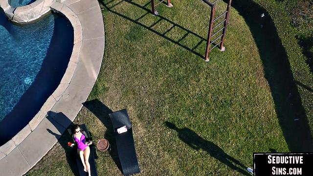 Sexy amateur babe drilled outdoors