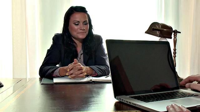 строгая дама в костюме - кляп, ток, и безжалостное трахание