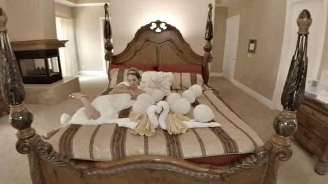 Три зрелые красотки устраивают страстную секс-вечеринку на свадебную ночь: Phoenix Marie, Angel Smalls и Chanel Preston наслаждаются друг другом по полной программе.