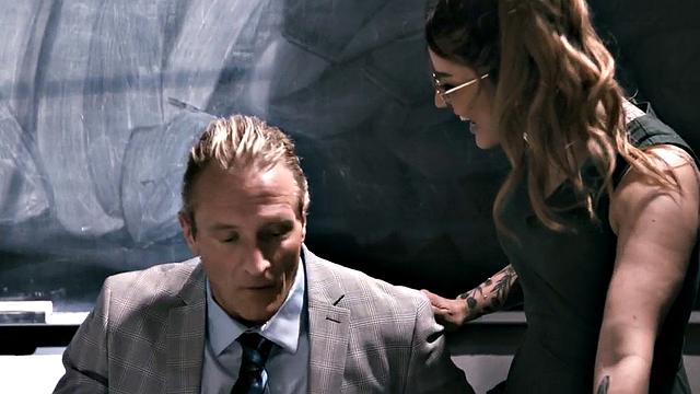 неугомонная падчерица жадно принимает отчима глубоко