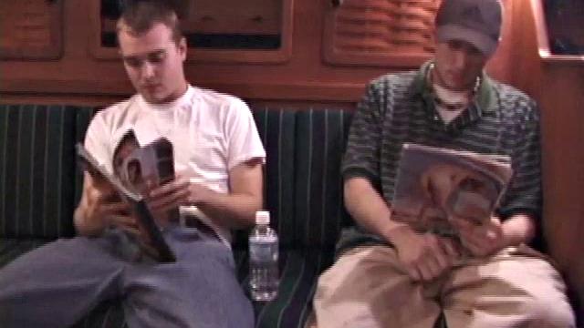 Парни на лодке нашли журнальчики и устроили минет-марафон посреди воды