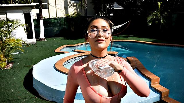 смеётся над его болтом, пока тот не залил её сиськи