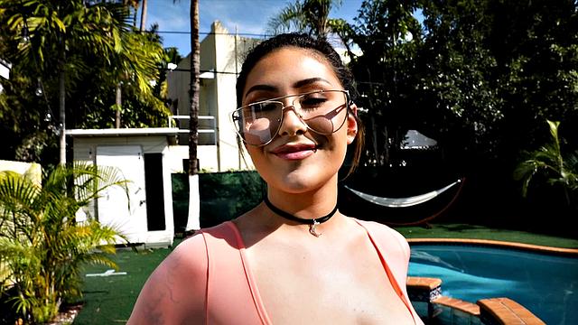 смеётся над его болтом, пока тот не залил её сиськи