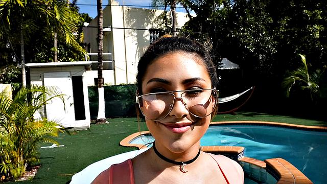 смеётся над его болтом, пока тот не залил её сиськи