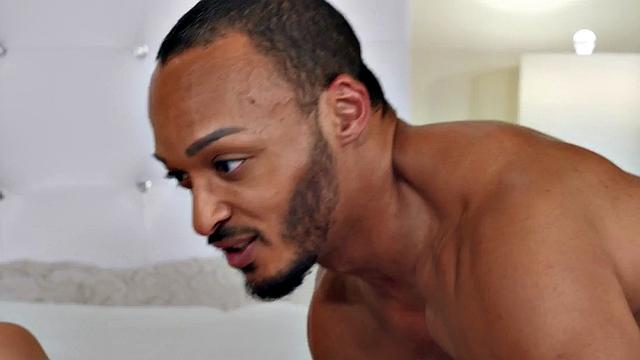 бисексуальная парочка жёстко трахает зрелую в тройничке