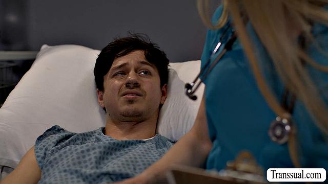 Janelle Fennec соблазняет пациента и кончает от страстного аналa с shemale медициной