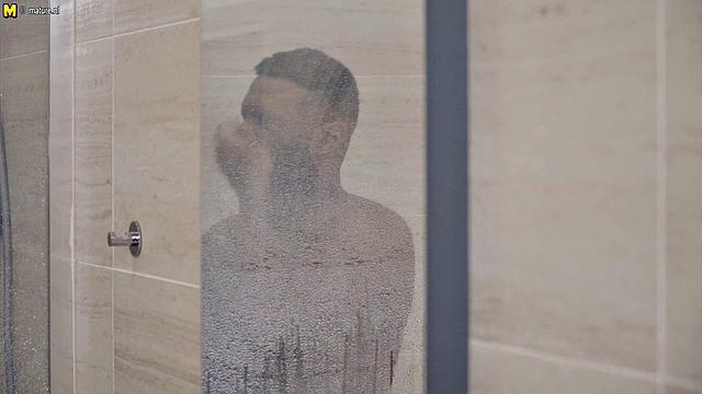 весёлая зрелая развела на деньги и член покрупнее