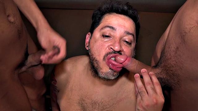 трое взрослых парней разрывают атмосферу игрушками и мощными концовками