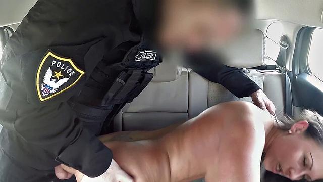коп жестко трахает Оливию в машине перед собеседованием