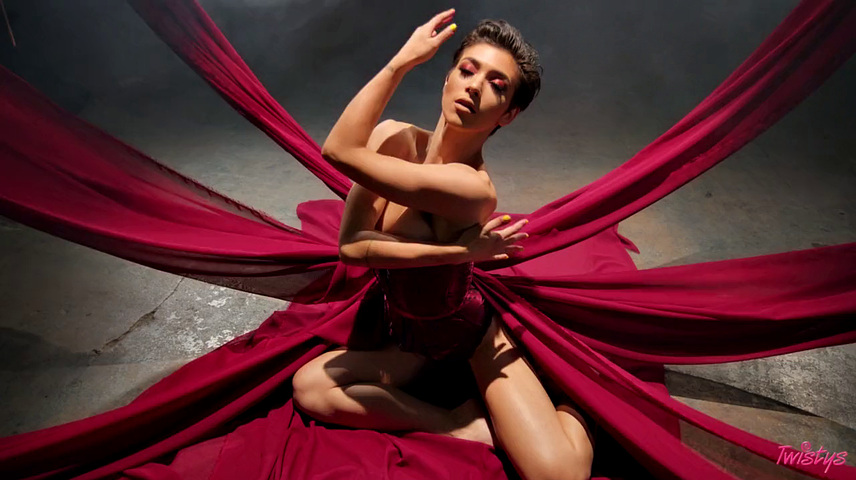 Brooklyn Gray в красном корсете медленно раздевается и гладит свое тело перед камерой, показывая упругие груди и попу, затем играет с собой в изысканном белье и шибари-образе в таинственной атмосфере ночного цирка.