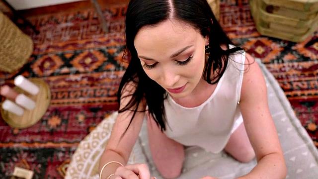 грешная милфа глубоко сосёт и получает жёстко в позе раком pov