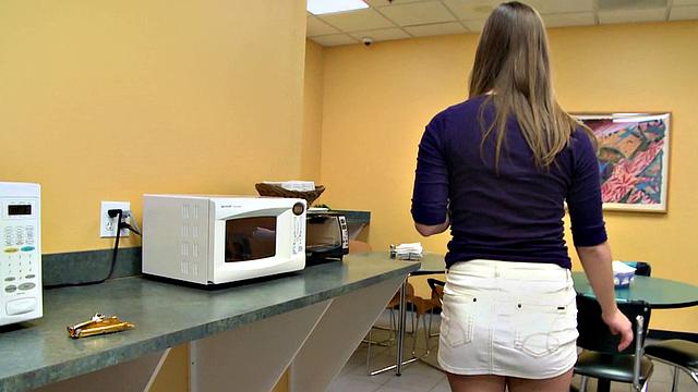 Он не устоял перед соблазном и трахнул её прямо на работе