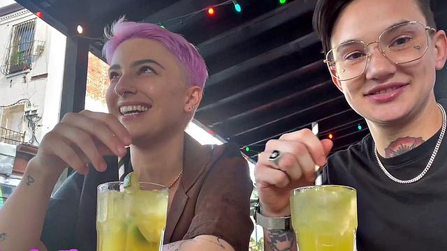 Татуированная лесби облизывает и дрочит подружке на домашке