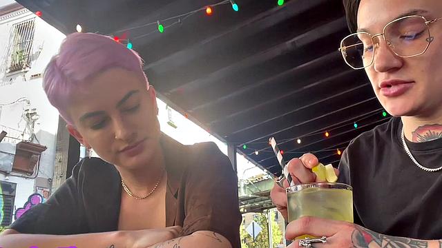 Татуированная лесби облизывает и дрочит подружке на домашке