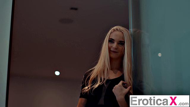 Блондиночка кайфует от нежного массажа и мощного траха с парнем