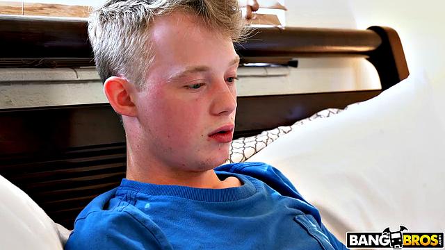 Мэгги Грин застала взрослого пасынка за дрочкой и решила, что пора показать ему, как трахаться по-взрослому - теперь уж не отвертится!